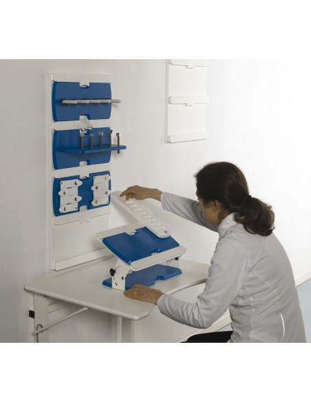 Tavolo occupazionale ERGO pieghevole fissato a parete, con piano antibatterico sagomato ergonomico per pazienti in carrozzina