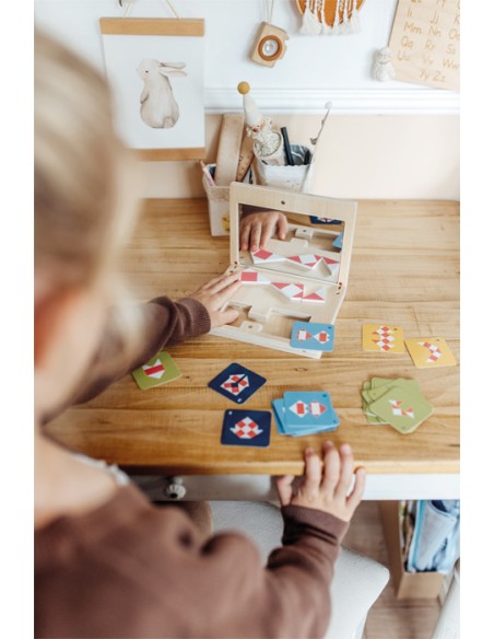 Gioco di simmetria con specchio Educate