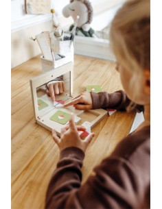 Gioco di simmetria con specchio Educate